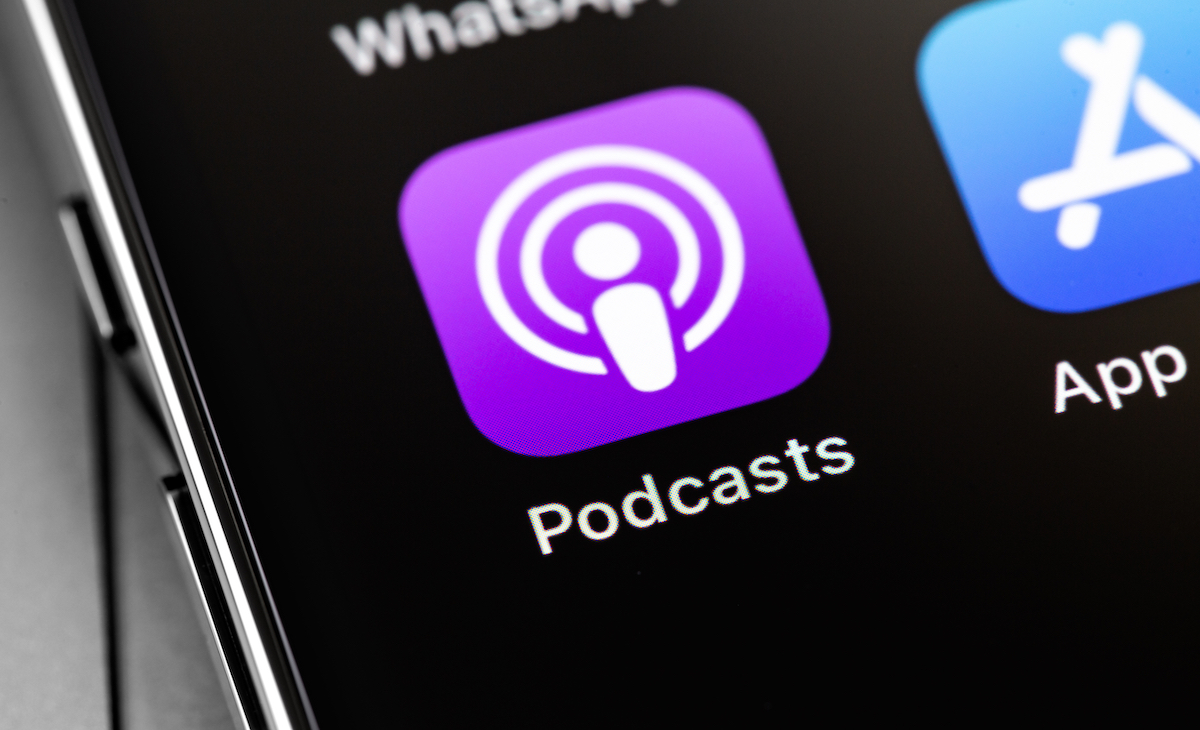 Apple Hires Huxe Team, Licenses Podcast AI Without Full Acquisition